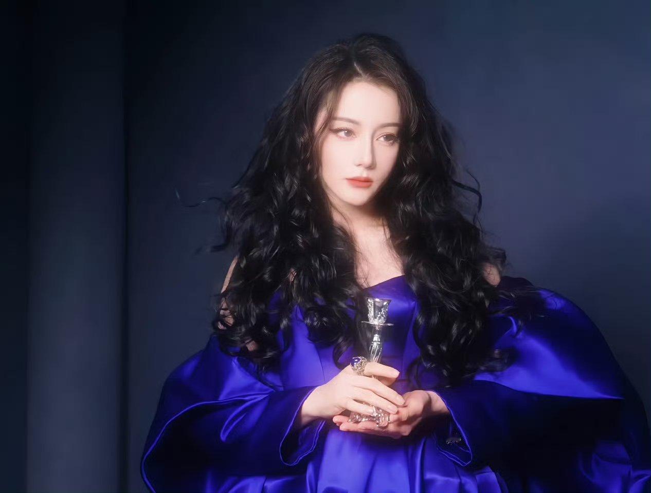 迪丽热巴给迪丽热巴的新年心意  「爱丽丝的画室」营业中 “我想，我等的就是那一个