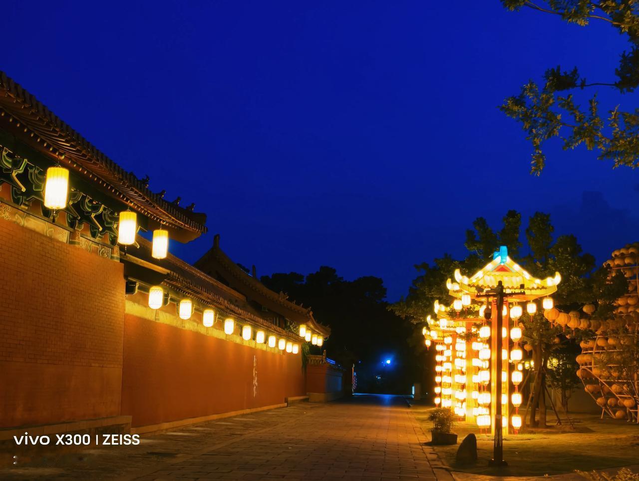 上周末和孩子一起去夜游三国水浒城，感觉晚上看三国水浒城别有一番风景，而且没有白天