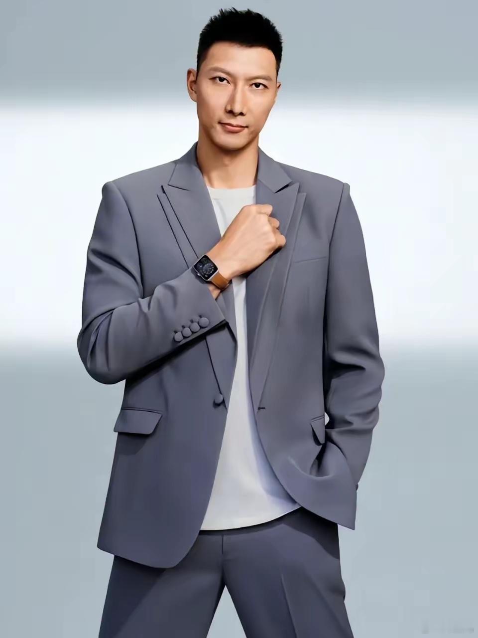 易建联的两段恋爱史：​1.荆灵妻子，35岁，身高174cm职业：模特，曾获新丝路