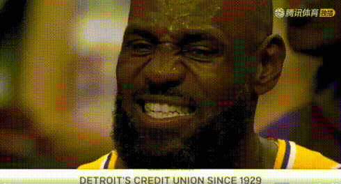 咬牙咧齿——詹姆斯受伤表情痛苦，半场0分！
图1-4：被切球后詹姆斯小拇指受伤，