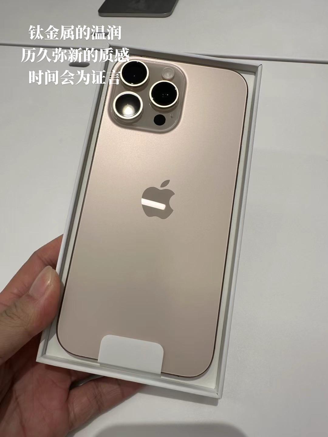 钛金属的温润，历久弥新的质感，时间会证言。不是每一部手机，都配叫“时间...