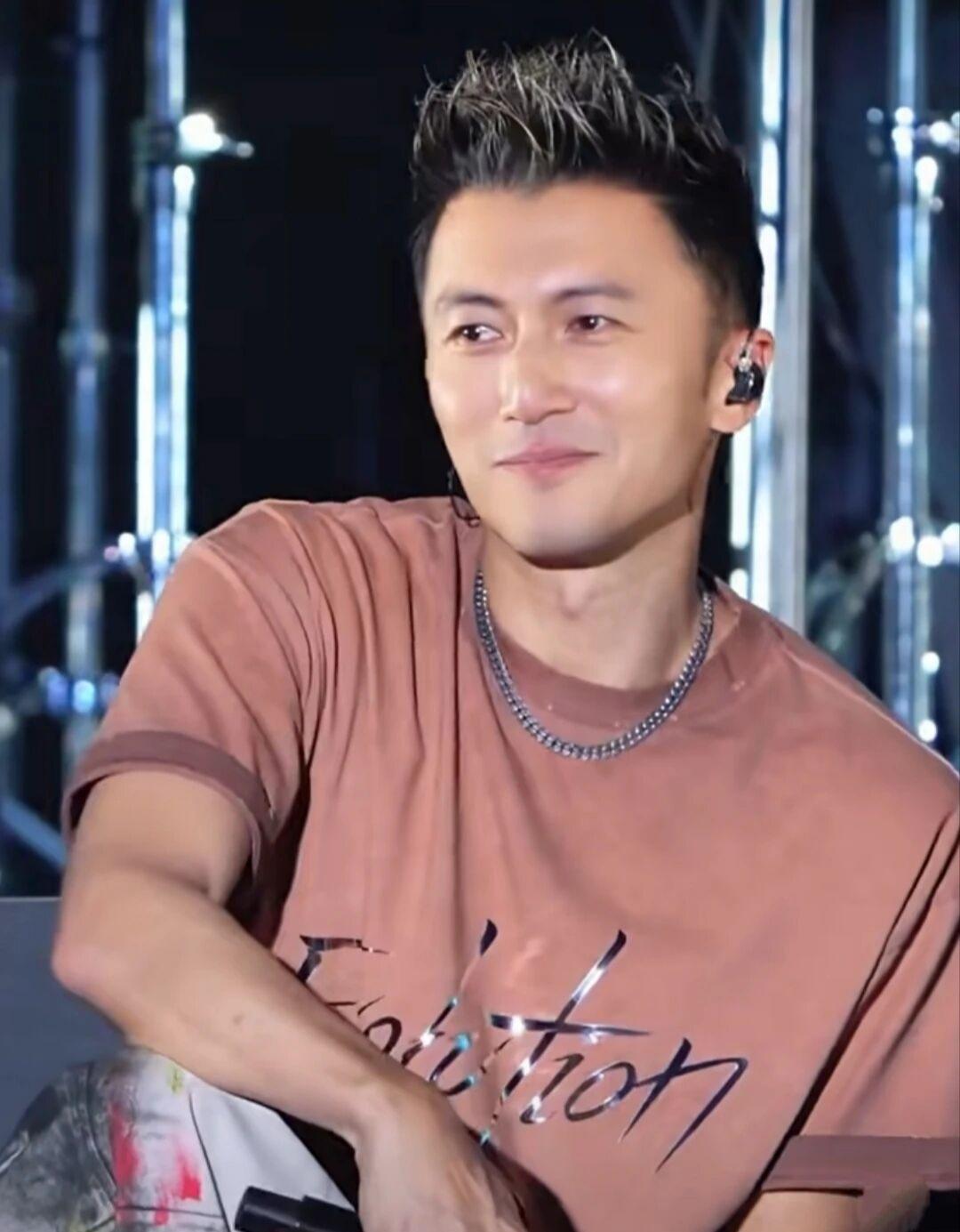 谢霆锋––惊艳时光的温润型男
闲来刷刷视频，无意中看到一张似曾熟悉又怦然心动的脸