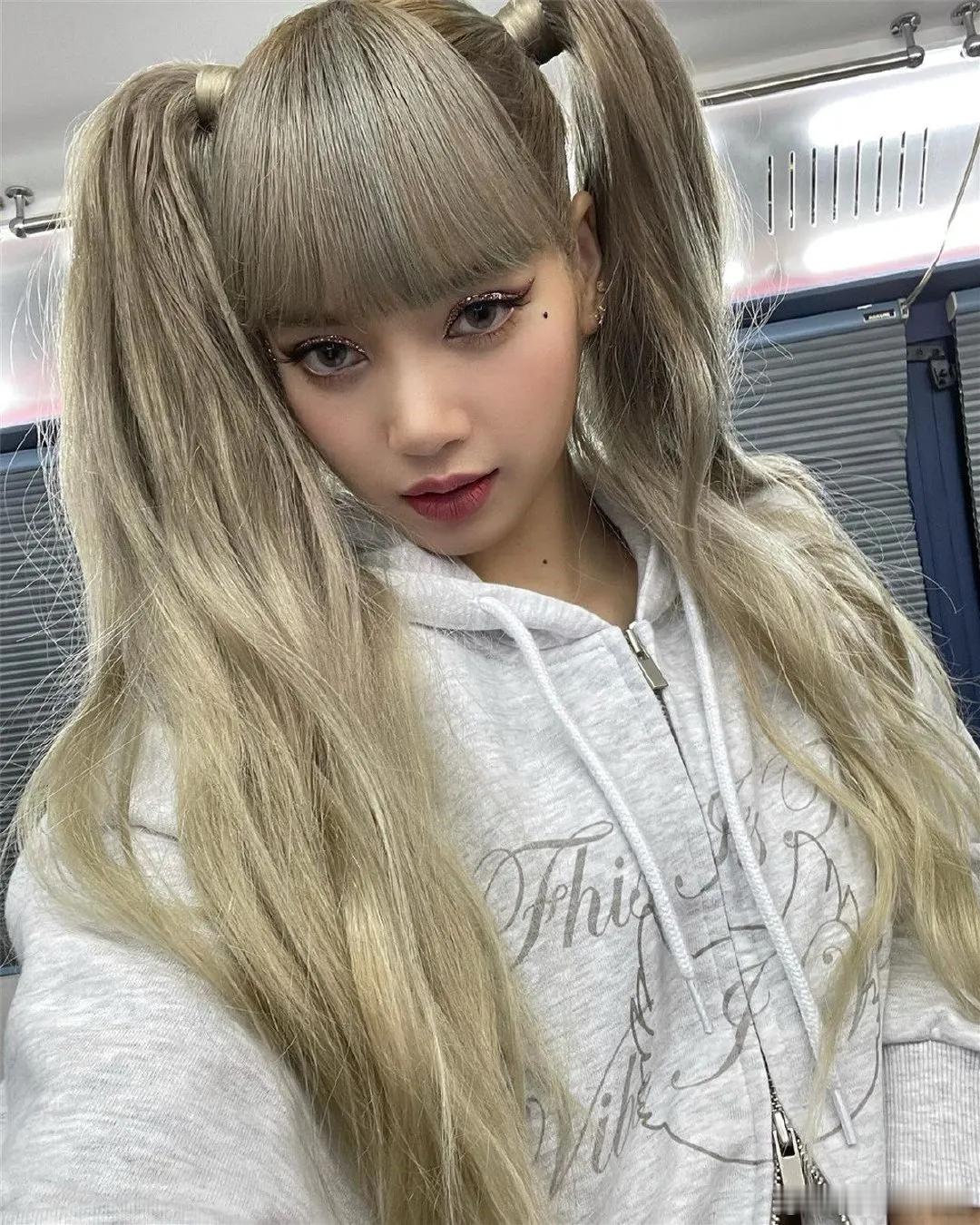 Lisa回应使用种族歧视性表达Lisa回应种族歧视争议，坦言练习生时期因无知使用