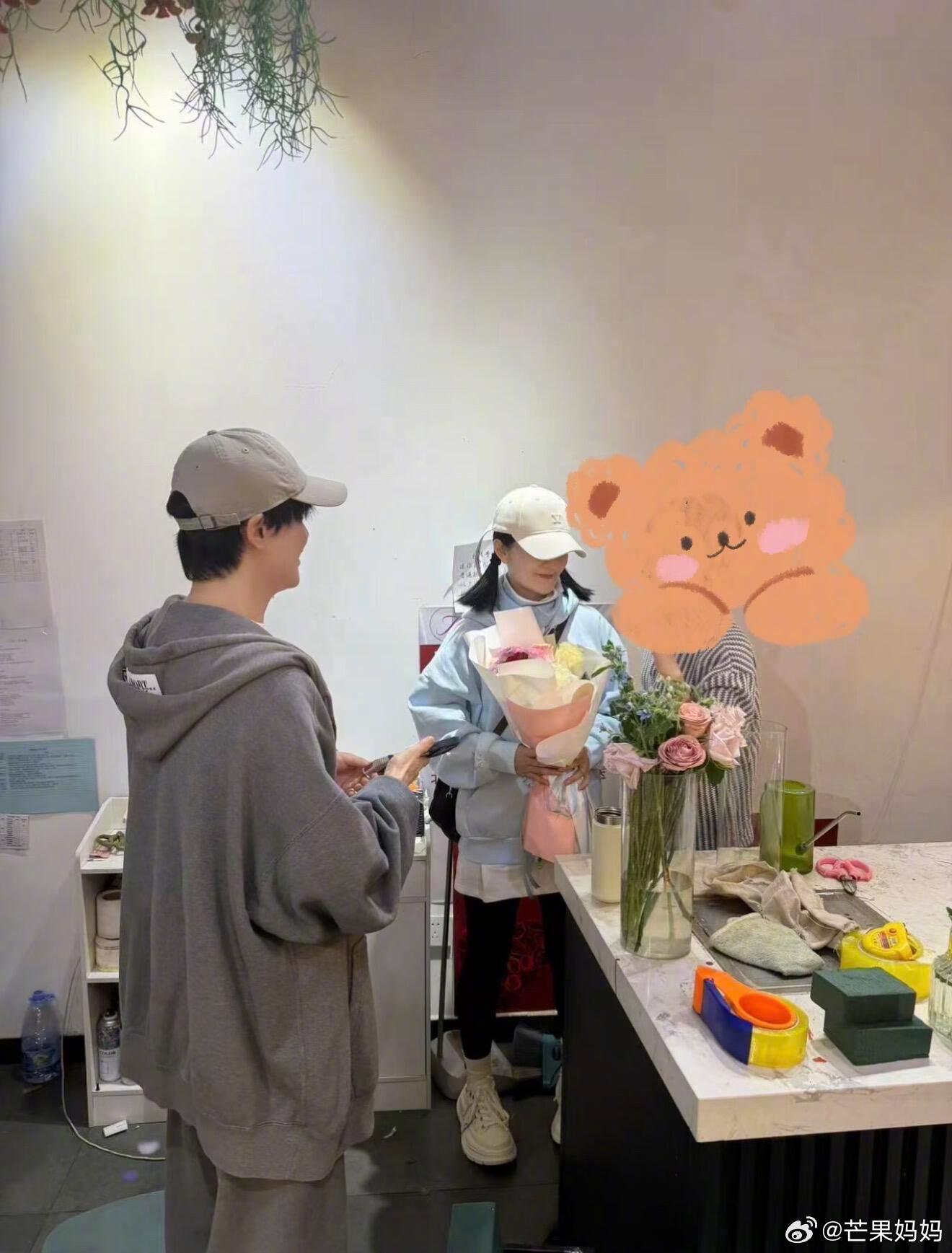 网友北京偶遇谢娜又夜骑去鸟巢给张杰送花了，浪漫纯爱果然还是得看杰娜🥹 