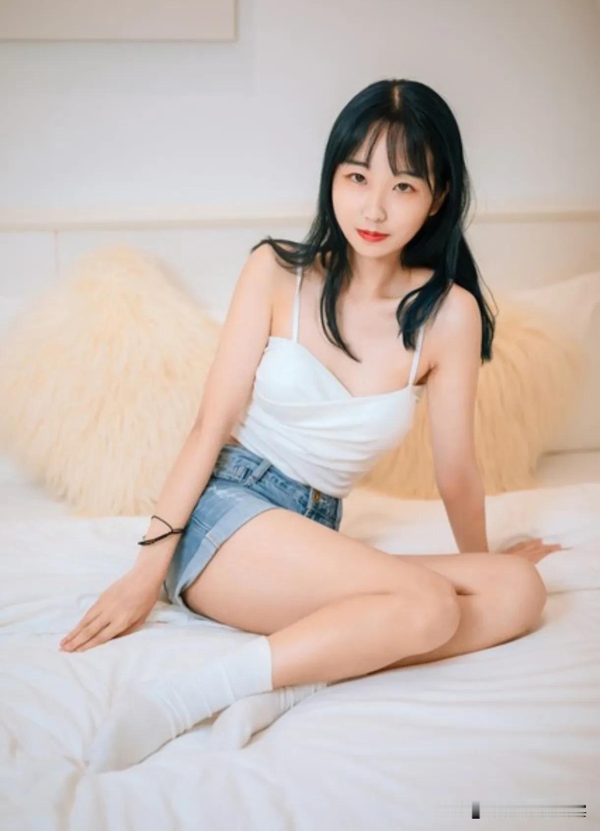年龄差异在恋爱和婚姻中的接受度逐渐提高，尤其是年轻女性对年长男性的吸引力成为了一