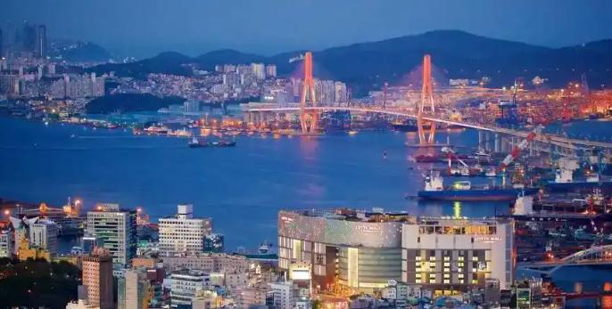 一位韩国华人曾表示，韩国人的收入是中国人的八倍，中国人有什么理由嘲笑韩国。首先不