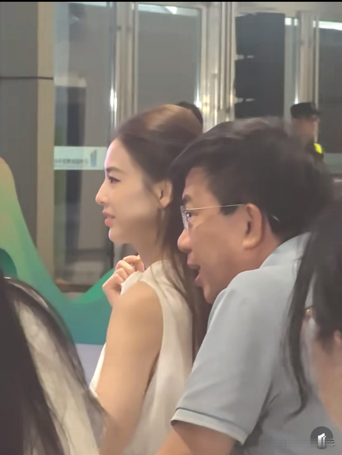 这是多喜欢黄圣依啊？
有必要坐这么近吗，黄都不想搭理他！
一开始在黄圣依后面叫她