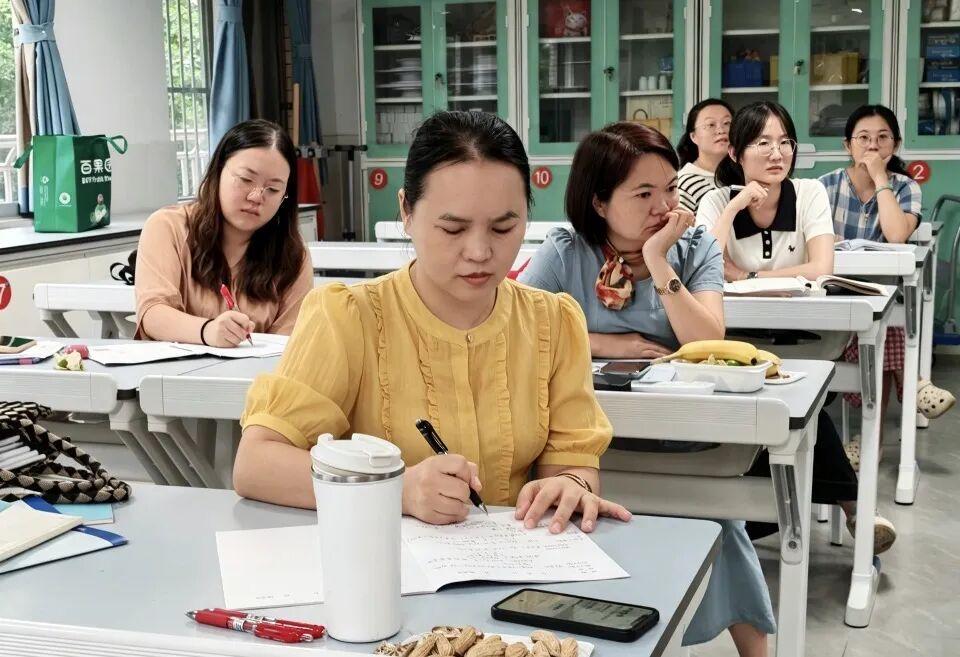 海南中学举行初高中物理贯通培养专题教研会议
​        初中部物理组组长卢