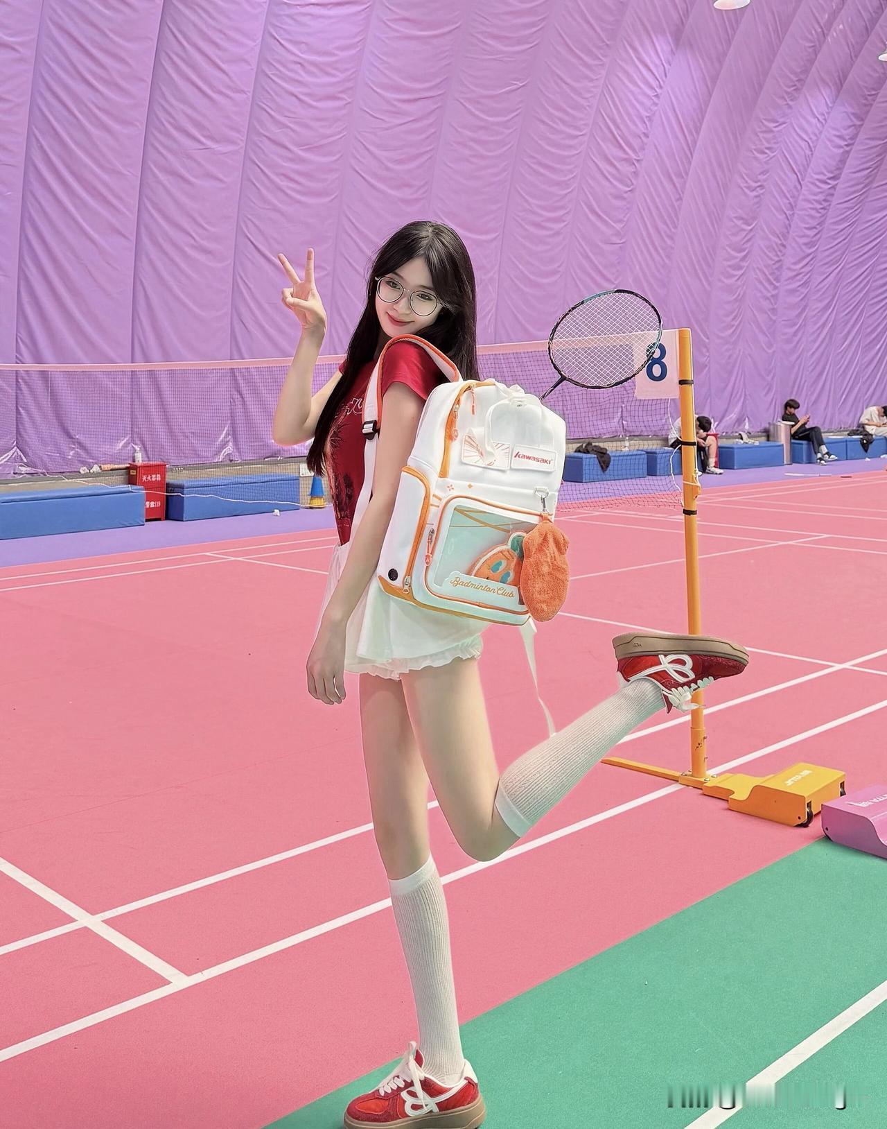 少女心爆棚的羽毛球少女，背着萌趣背包，元气满满！🎾💕