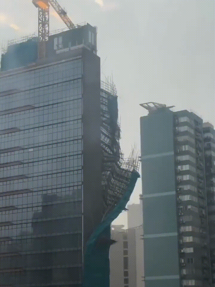 还是一点教训都不吸取！台风红霞把香港高楼外的竹子脚手架掀翻吹飞。

2026年了