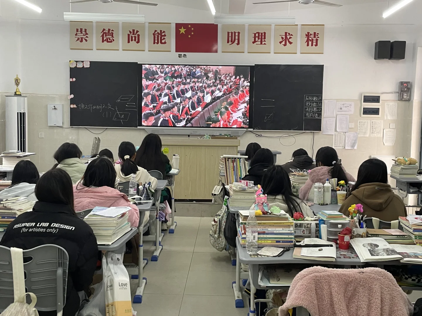 老师你真的很坚强，同时拥有沙哑的嗓音，各种结节，糟糕的作息，较差的身体...
