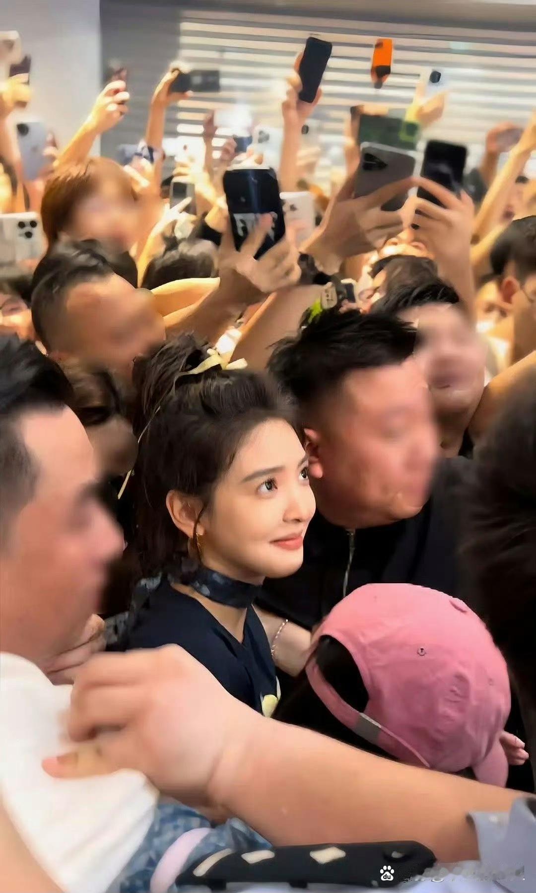 章若楠这种线下强撑着尬笑 也是为数不多了 ? ​​​