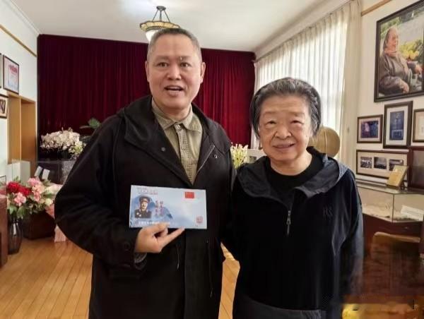 这是贺晓明的近照，是参加贺龙纪念活动时拍摄的！

今年是贺龙元帅诞辰130周年。