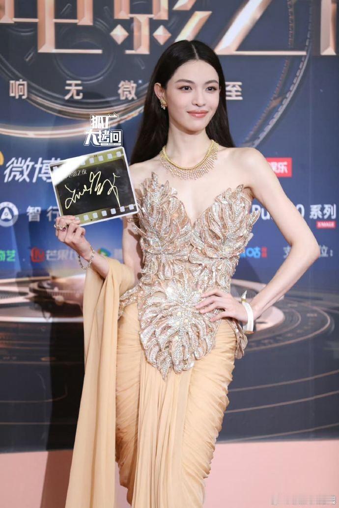 钟楚曦惊艳亮相Zuhair Murad 2025春夏高定秀，该品牌以其奢华设计和