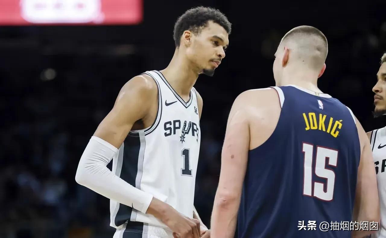 文班亚马VS约基奇，超级中锋之战，季后赛预演。
一个是未来超级中锋门面，一个是现