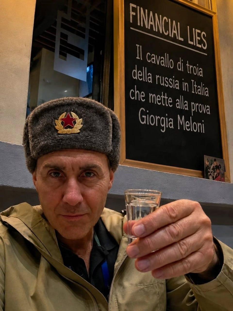 英国《金融时报》最近点名意大利将军万纳奇，称他是“莫斯科安插在意大利的特洛伊木马