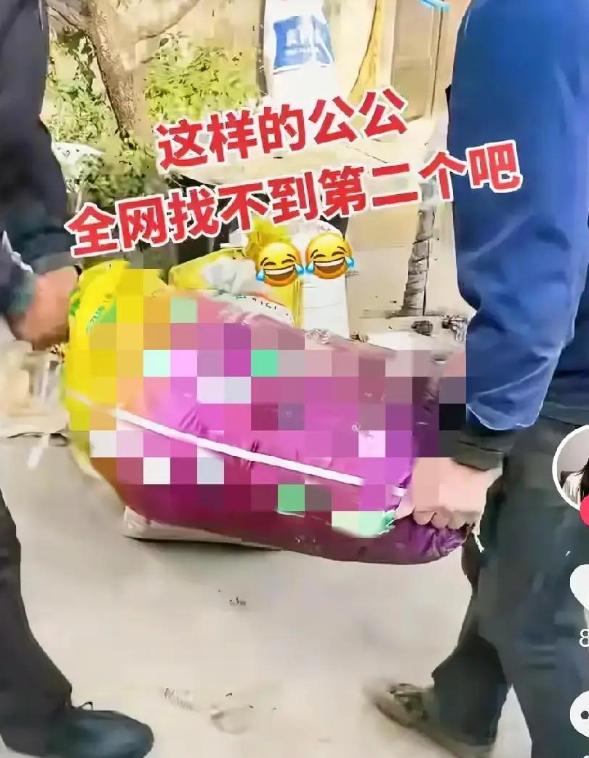 近日，山东淄博，一名女子下班回家，看到公公在卖玉米。女子卷起袖子就要去搭把手，谁