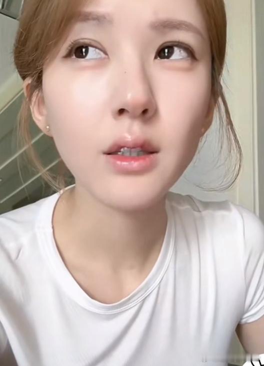 怎么一上微博赵露思当网红也翻车了[允悲]这么看银河酷娱挺会包装她的，她内核真的太