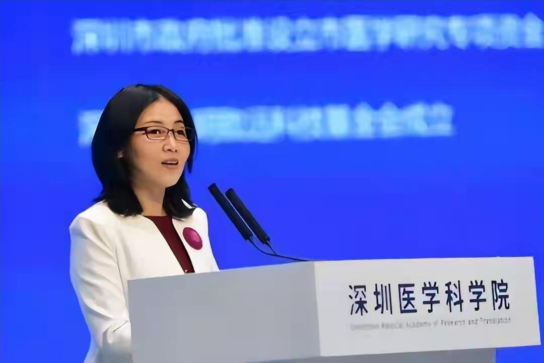 一句话：海外环境“推”，中国平台“拉”，再加上国家实力与情怀共振，顶尖教授才会排