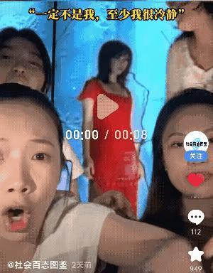 “太吓人了吧”几名女子，在KTV唱歌时，玩的不亦乐乎时，后面出现了红衣女子，吓得