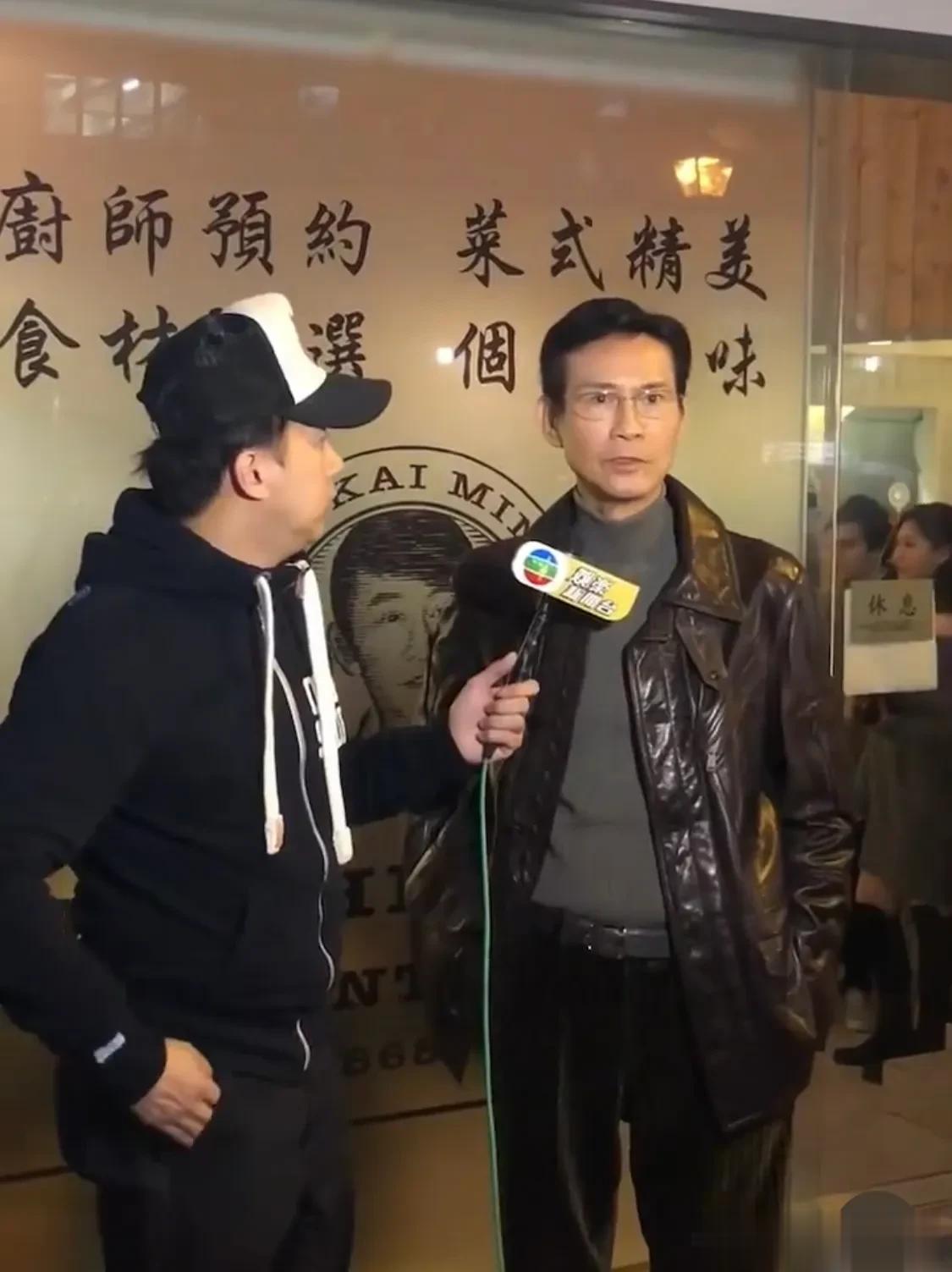 郑少秋久违现身，76岁的他依然身型挺拔，谈笑风声，真不亏是娱乐圈最风流倜傥的男人