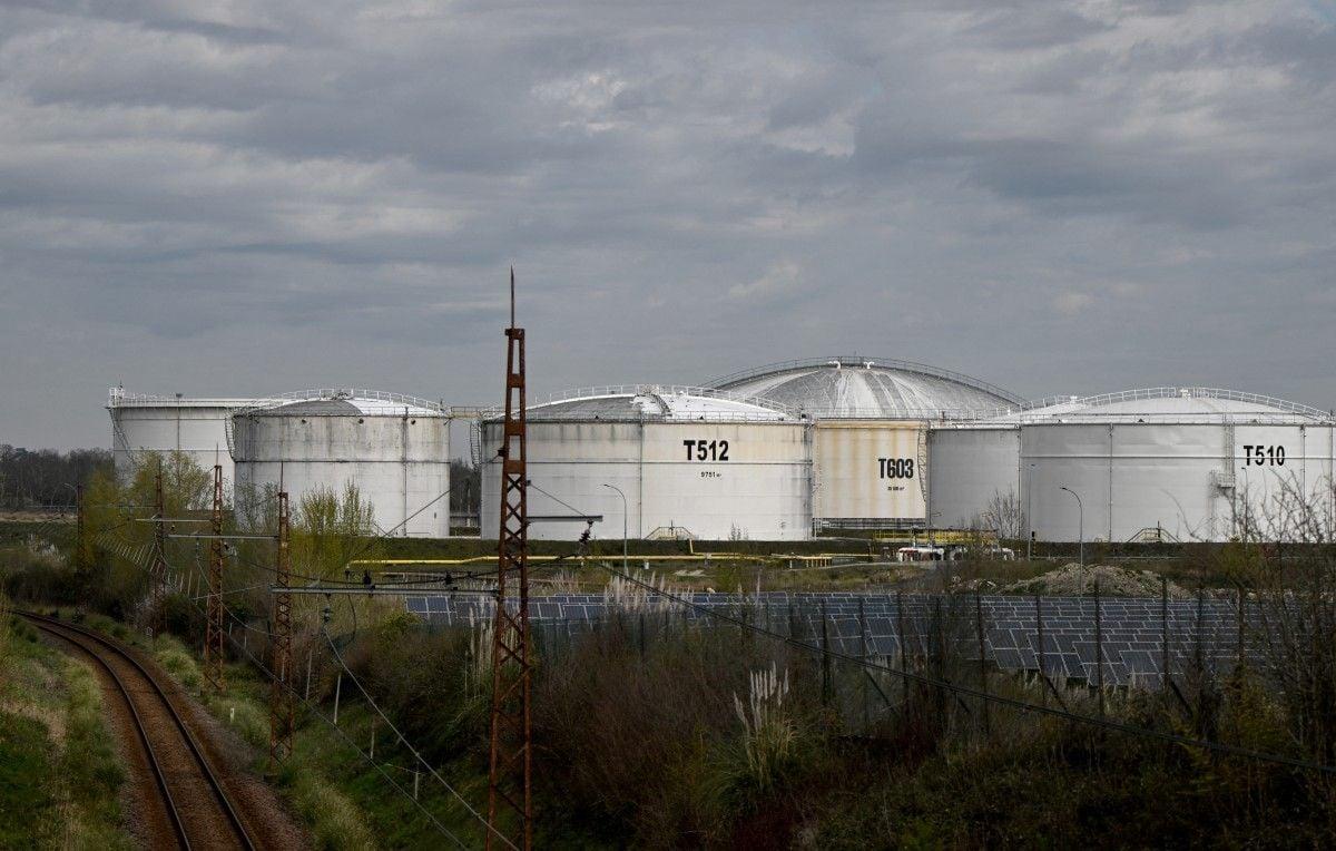 法国经济部长罗兰·莱斯屈尔3月11日表示，即使石油进口完全中断，法国凭借现有战略