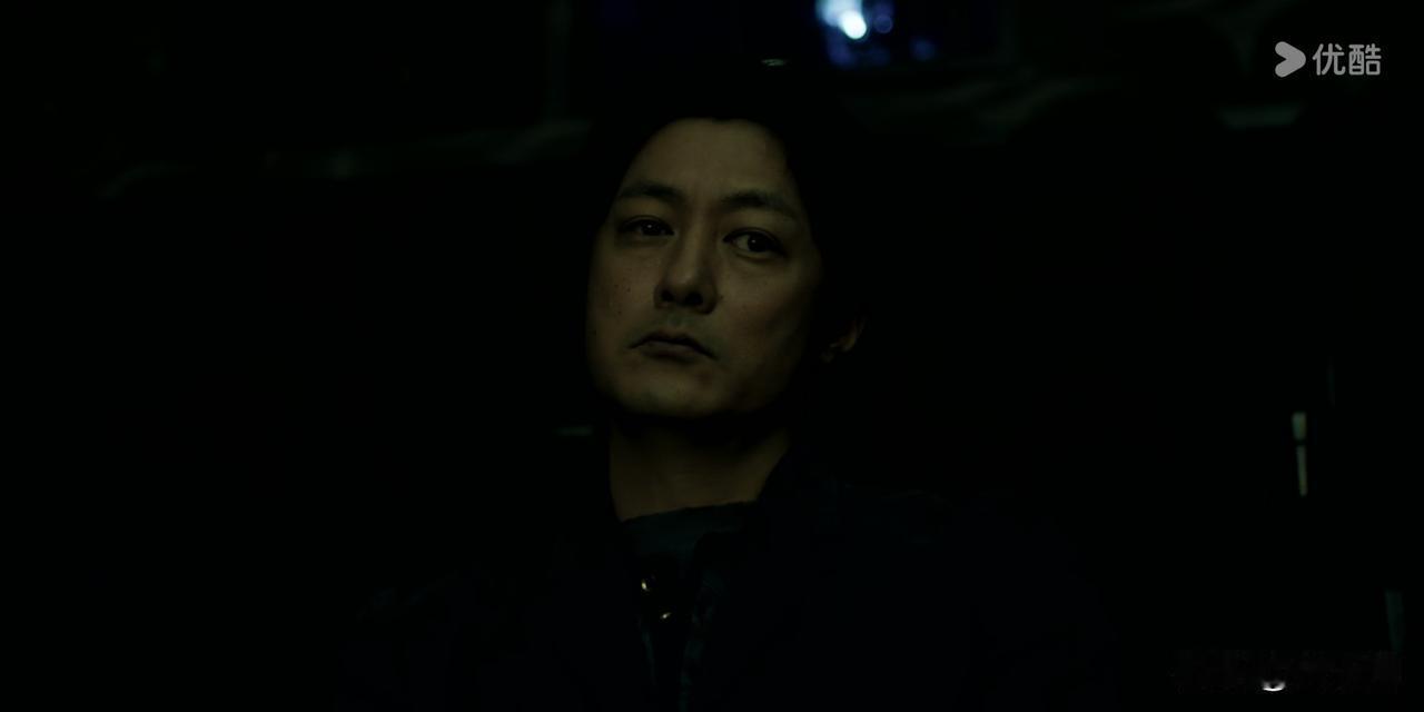 《冬城猎凶》余文乐饰演得劫匪头子段长河万万没想到看了场电影却被当年抢劫银行的女职