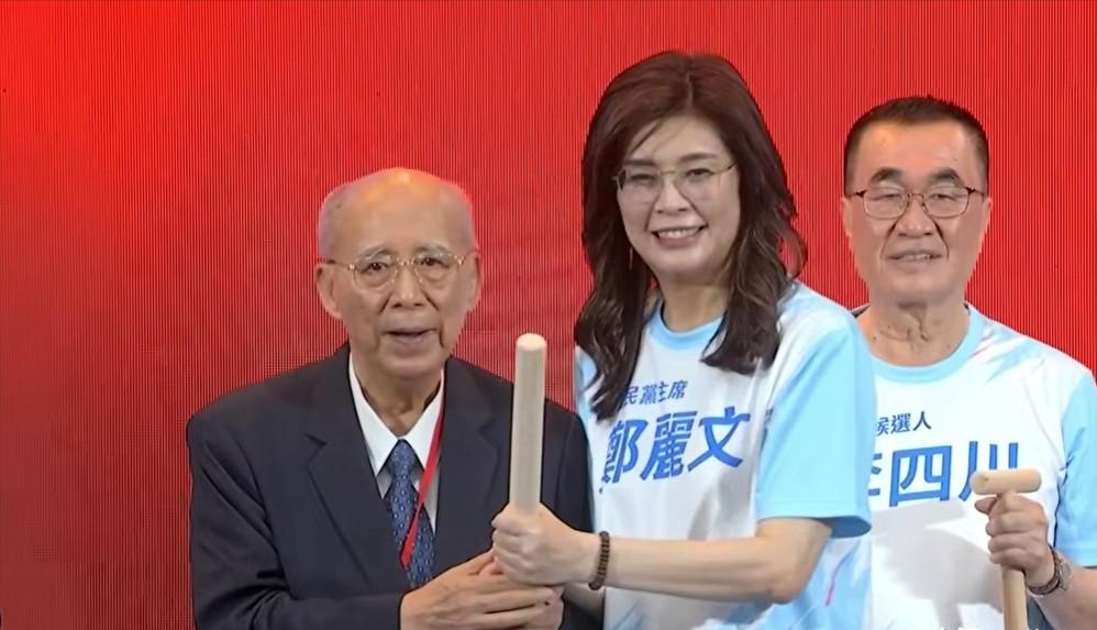 国民党全代会现场图。交棒仪式
这场全代会特意选在725游行当天上午举办，完成候选