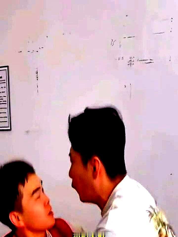 磕一个头500块，师爷辈的谢金被堵得连夜逃命。
 
岳云鹏带队一进门，乌泱泱跪倒