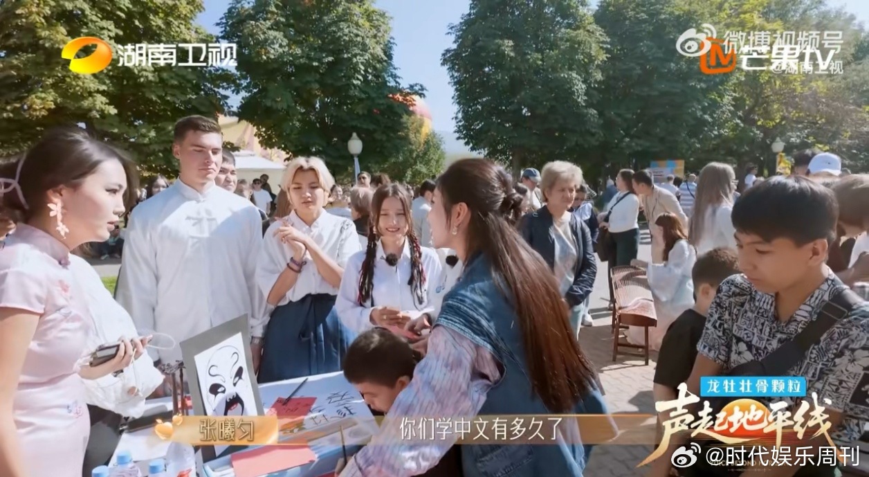 留学生回国后还对重庆火锅魂牵梦萦，现场分享时手舞足蹈，这波硬控让外国友人都成了火