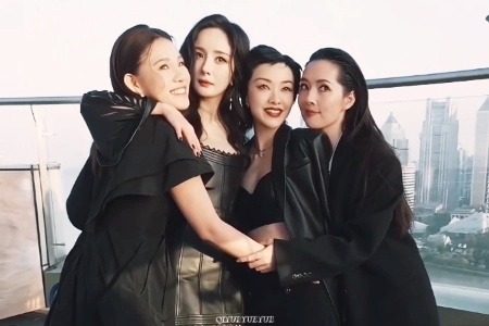 郭碧婷被问时代姐妹花联系频率，耿直回答“懒得联系”，然后补充：有群，有八卦才聊。