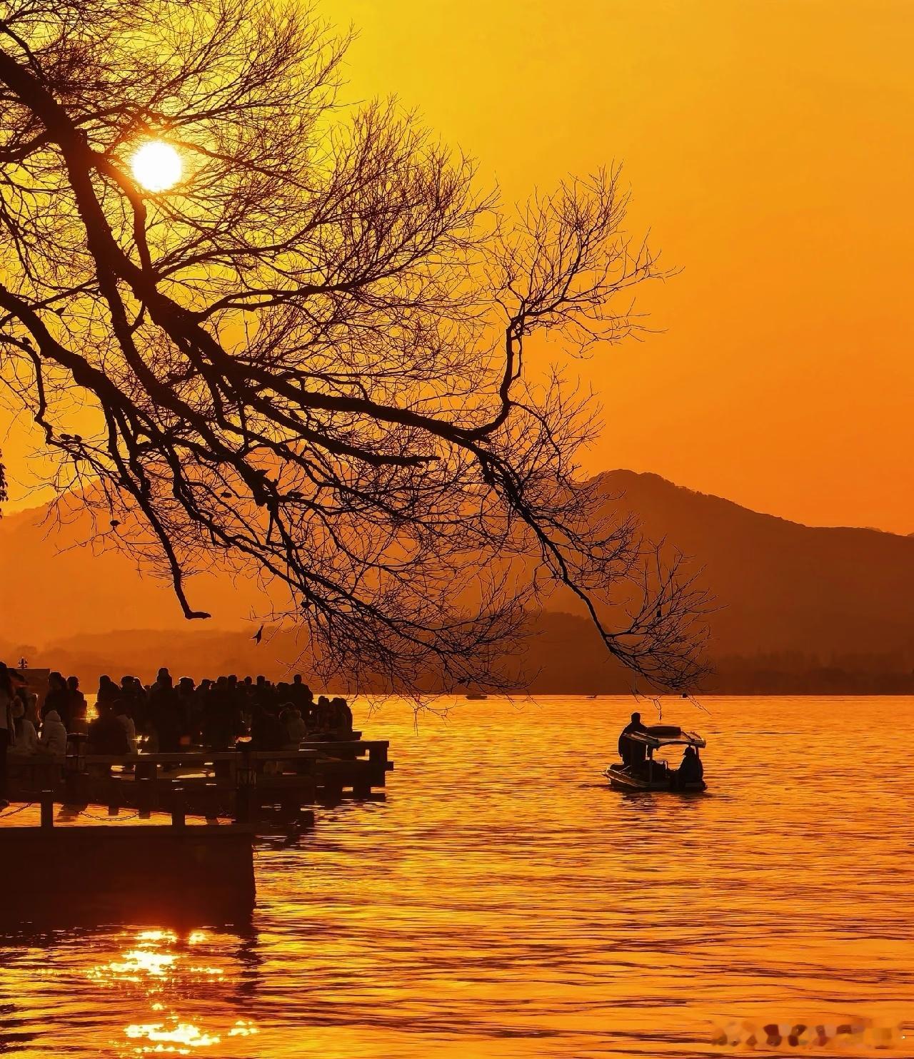 原来日落还可以这样出片不用死板正对夕阳取景，侧拍光晕、借水面倒影衬晚霞，随手调整