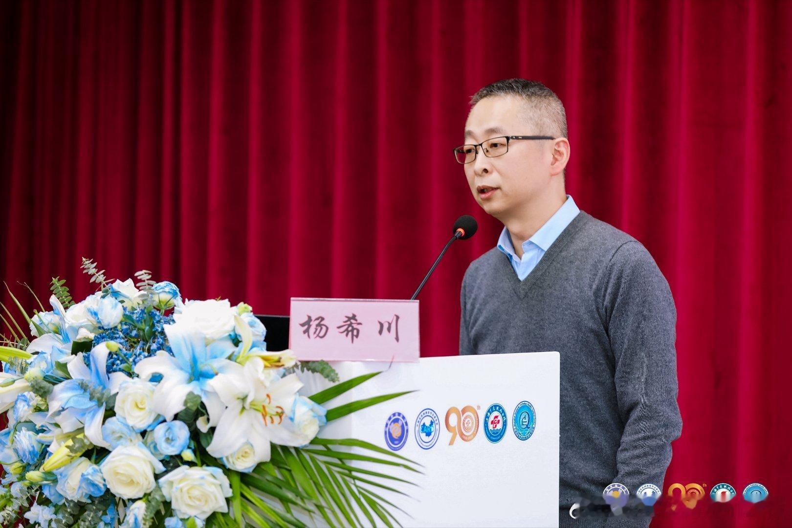 受邀请到上海参加《少见及疑难皮肤病理学习班》，完成讲课任务去成都，下周开启休假模