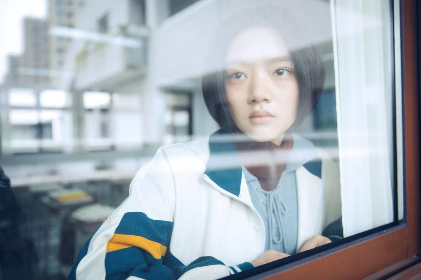 18岁任敏演易遥请神上身 《悲伤逆流成河》里易遥在臭水沟边捡书包的片段，哪个镜头