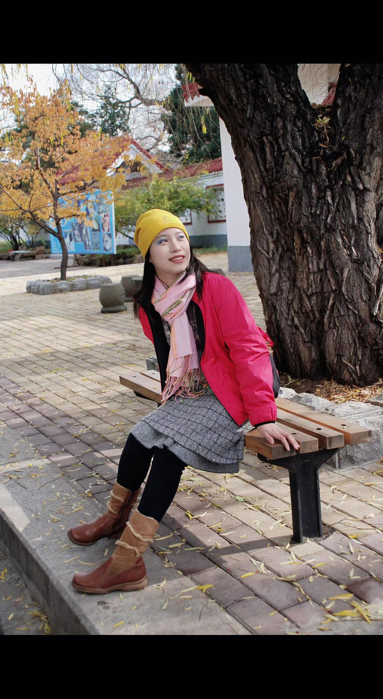 🍂坐成秋日的逗号，等风把银杏叶写成诗。阳光漏过树缝，在长椅上跳圆舞曲，连影子都