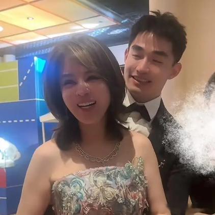 超级大美女于文红说：“为什么我真金白银砸出来的爱就不叫爱了？为什么没有钱才叫爱？