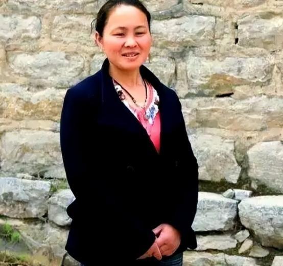 1994年，一名18岁的女孩被人贩子以2700元卖给了一位放羊人，洞房当晚，女孩