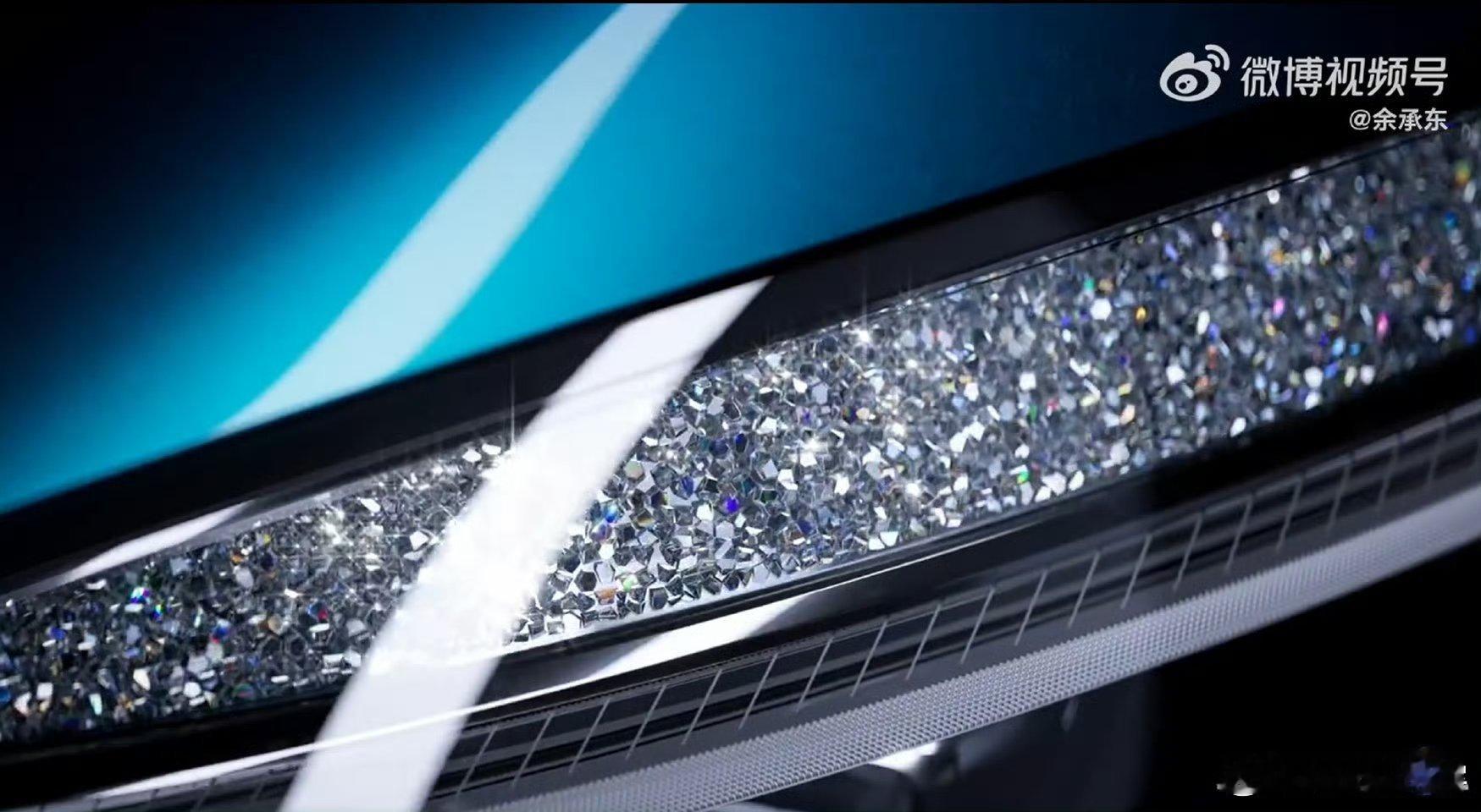 问界M6实力登场 感觉M6正式发布时间越来越近。从官方曝光图看，车灯上了星钻设计