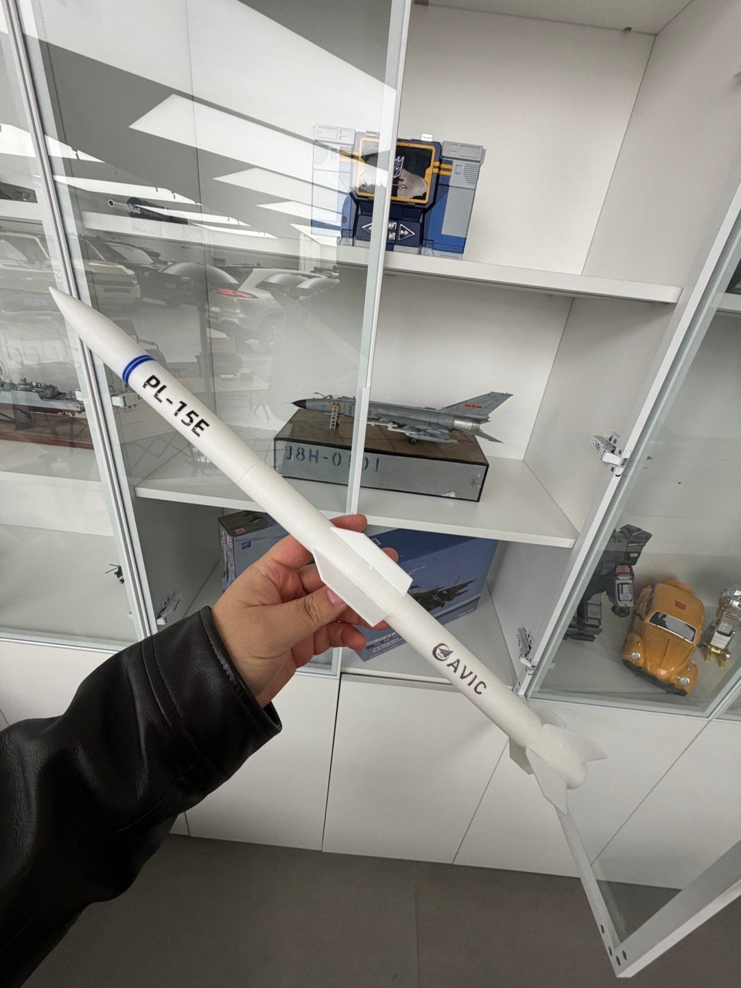 今天早上拍了两集战忽，中午和客户吃饭，现在到车库私密看一个新车（准备顺手偷一枚中