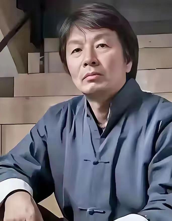 刘震云:一句话，说出人生的无奈：
“这世界没有突然的冷漠，所有六亲不认的背后，都