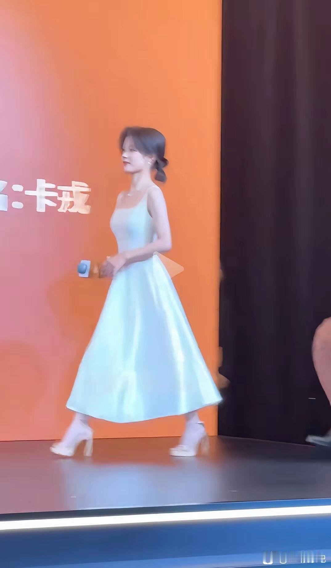 终于看到余茵不穿拖地的长裙了我一直以为她穿长裙是为了掩盖那恨天高，这次不穿恨天高