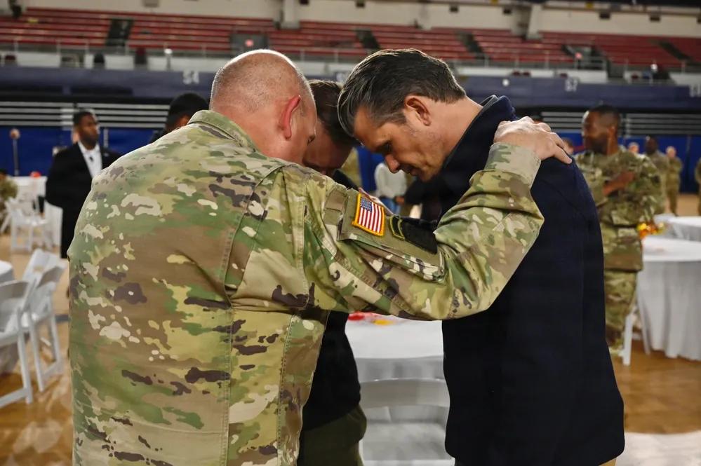 哥伦比亚特区联合特遣部队高级领导于2025年11月28日在华盛顿特区装甲兵馆向支