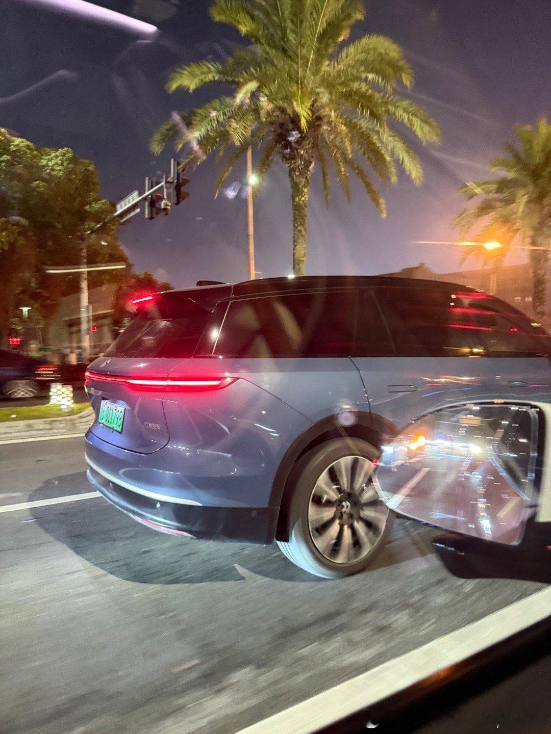 偶遇一台宇航蓝的二代ES8！稀缺性堪比大熊猫