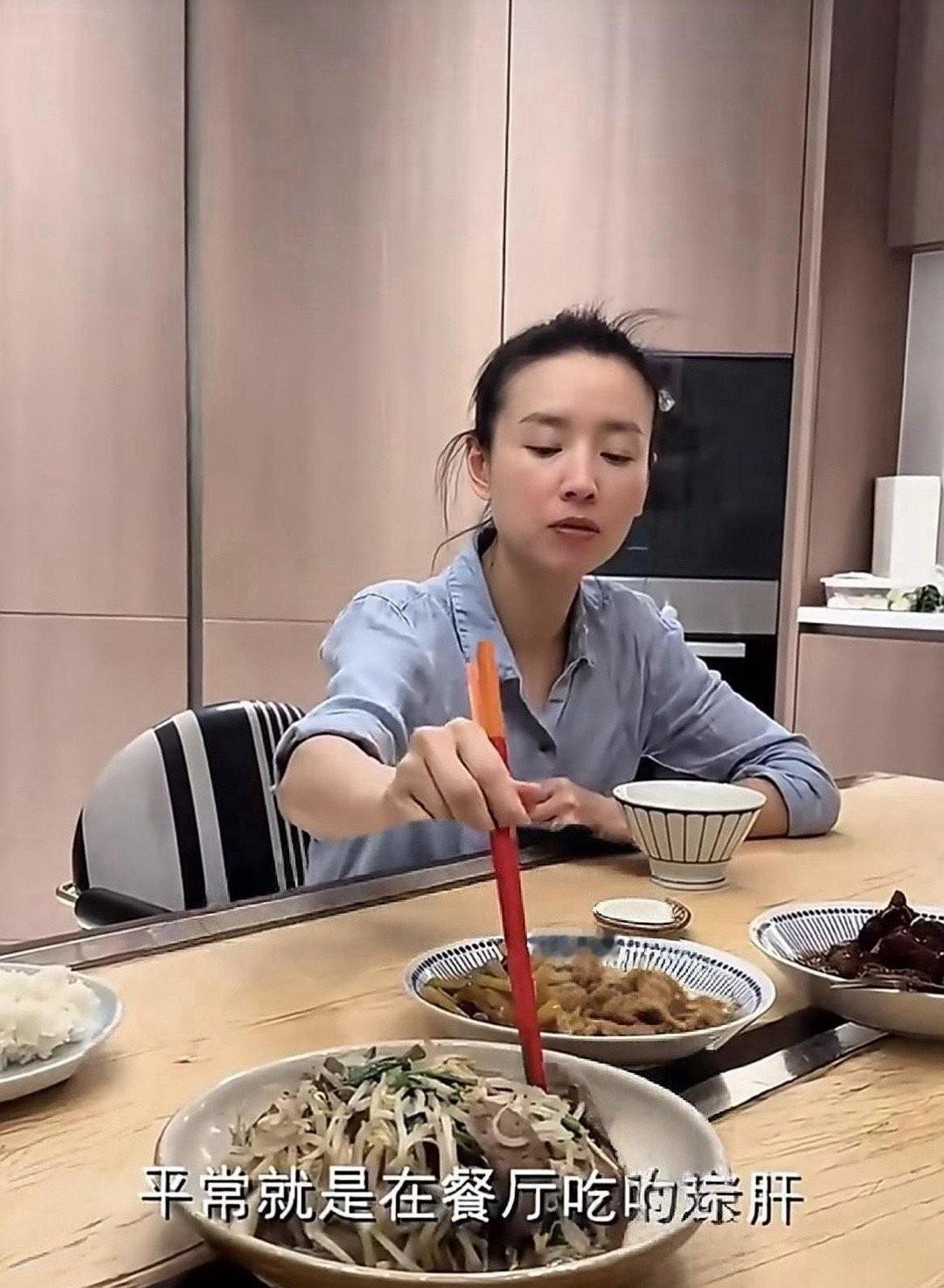 董洁家的饮食也很平淡呀！都是平常老百姓的家常菜。45岁的董洁在节目中提到，因为自