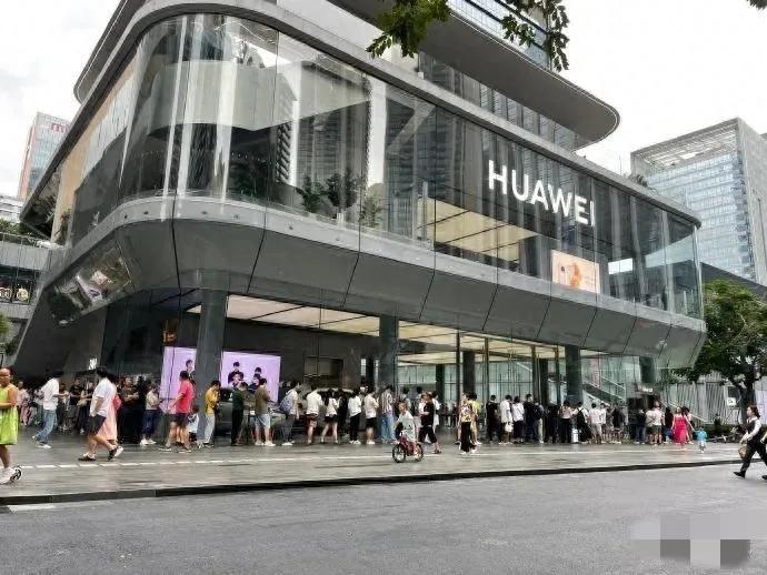 华为专卖店前的排队长龙让人热血沸腾，网友直言“只要华为不跪，我就不嫌它贵”。

