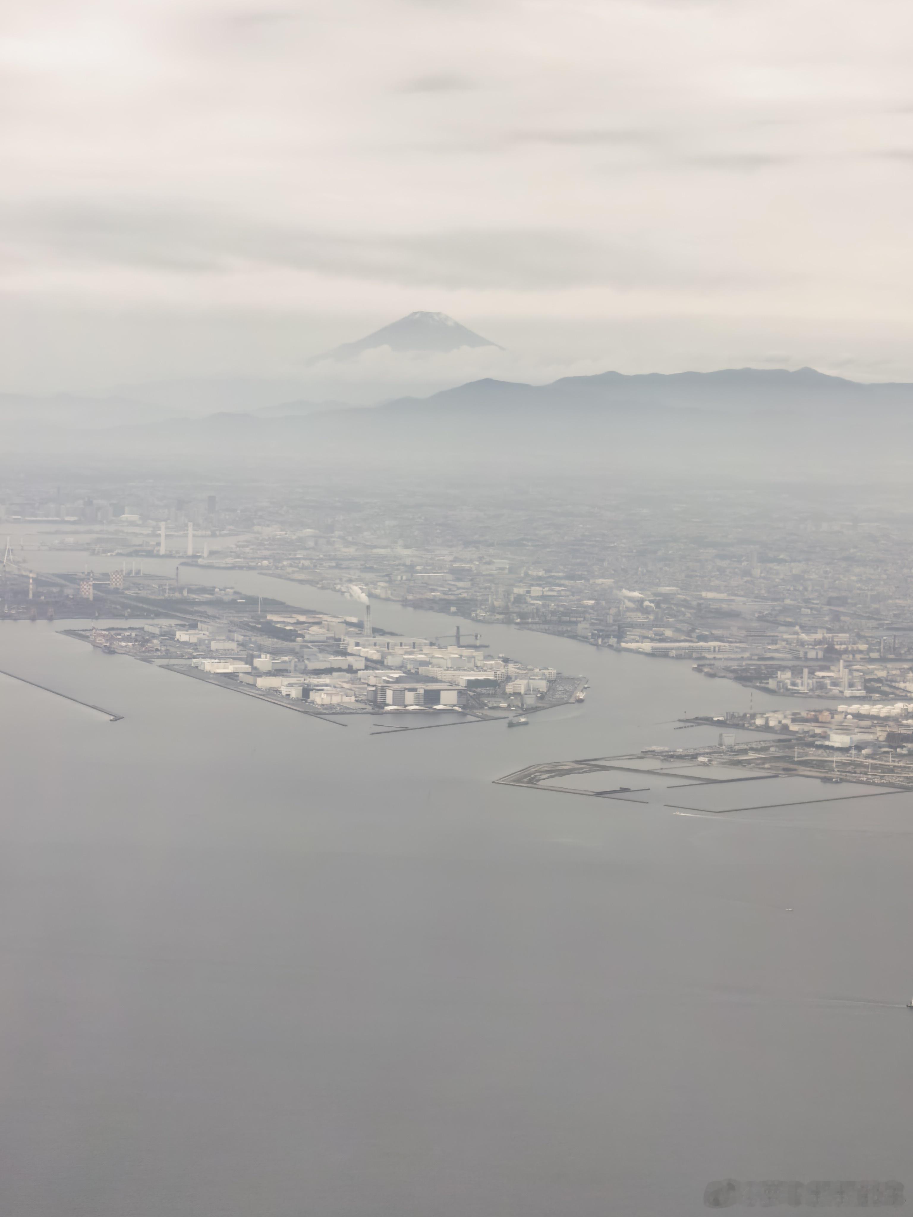 在日本一周时间，终于在返航的飞机上看到了富士山。  ​​​