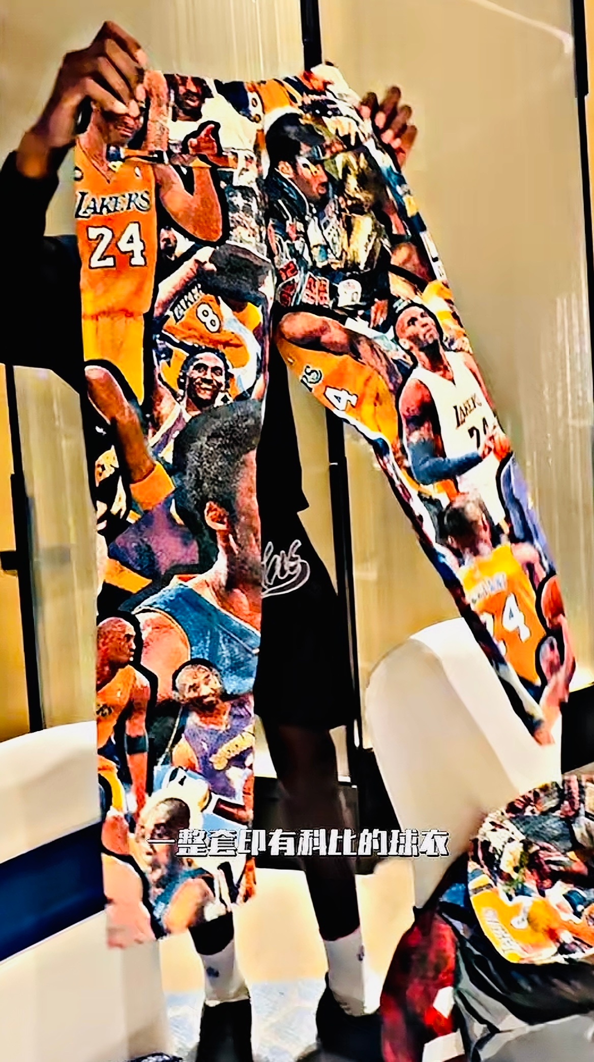 【🏀泪目瞬间！维金斯中国行展现科比情怀，球迷：感动到无法呼吸😹】这可能是今年