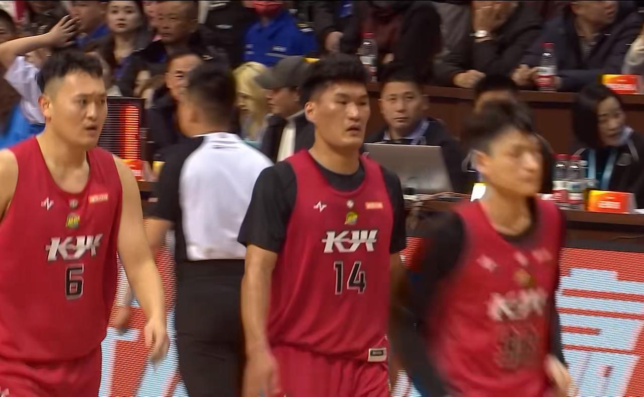 苍南队结束最后一场比赛！而自己淘汰赛的对手，需要由丽水队亲自给苍南队来挑选！
苍