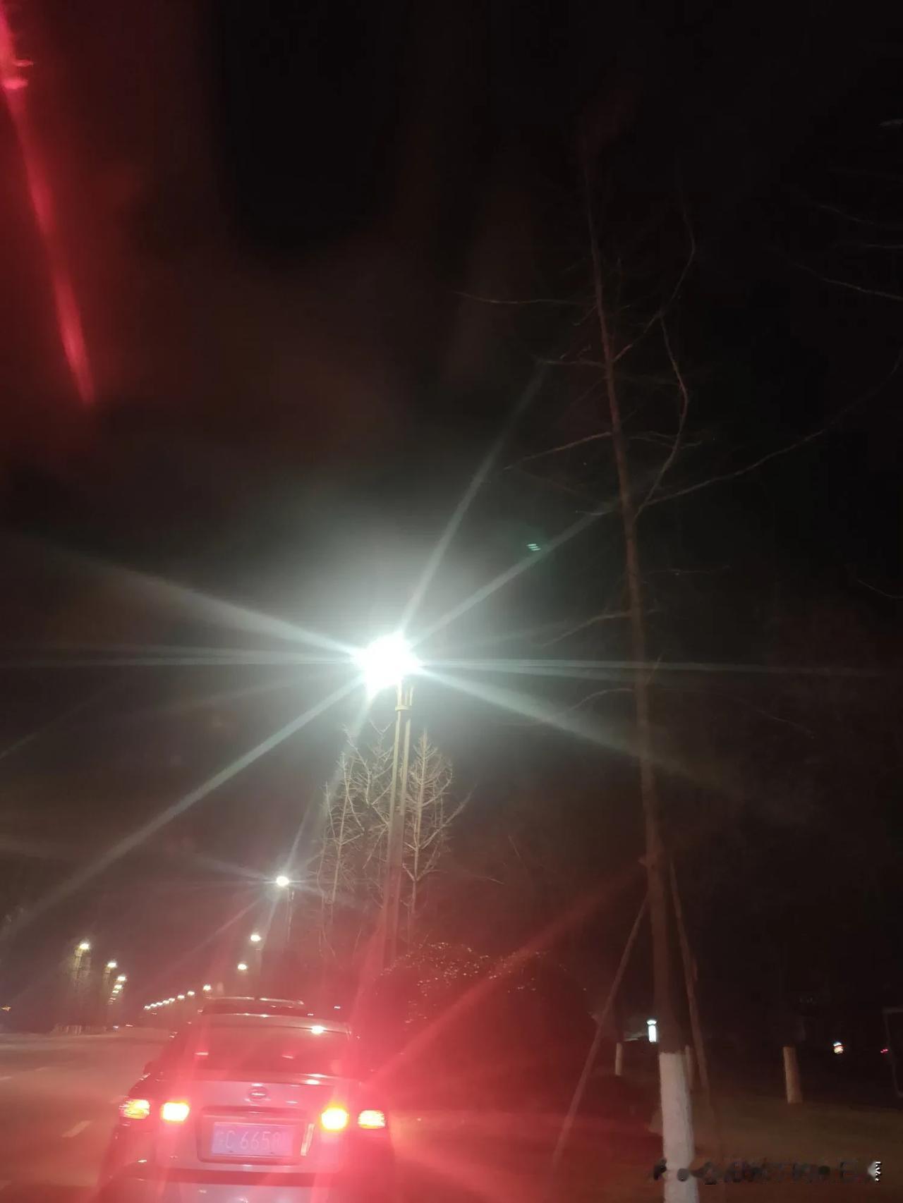 “路灯下的小女孩”，让人一下就想起那首经典老歌。

这歌原名《路易兄弟》，由摩登