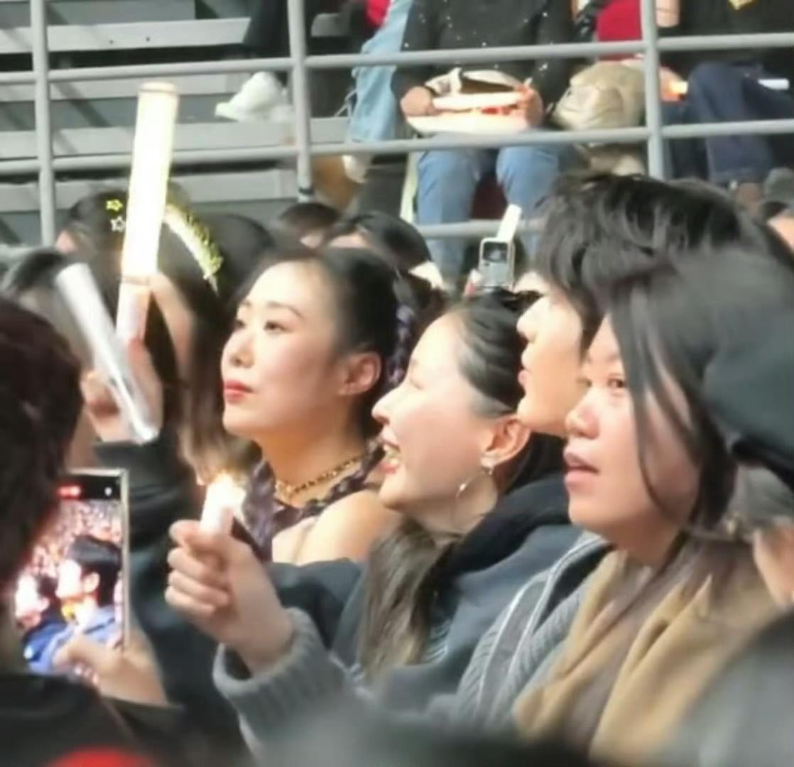 张凌赫把荧光棒甩飞了，这个张凌赫综艺之神来的吧